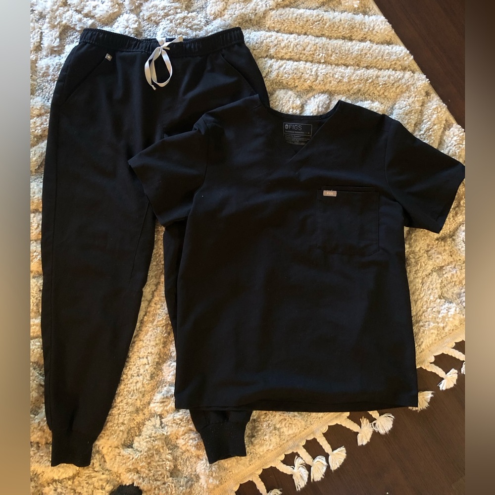 Figs scrubs black best seller kit. Medium shirt medium/short pants. Jogger style